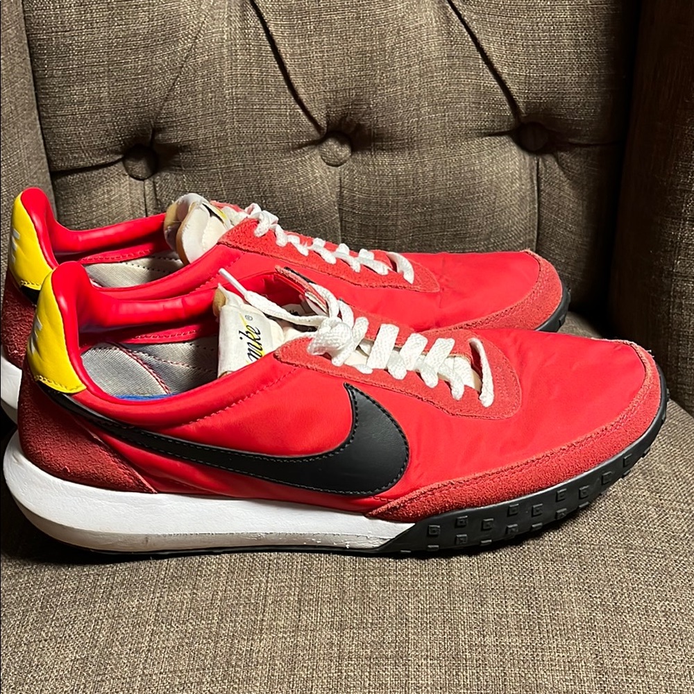 Nike Men's Roshe Waffle Racer Shoe's Size 10 University Red